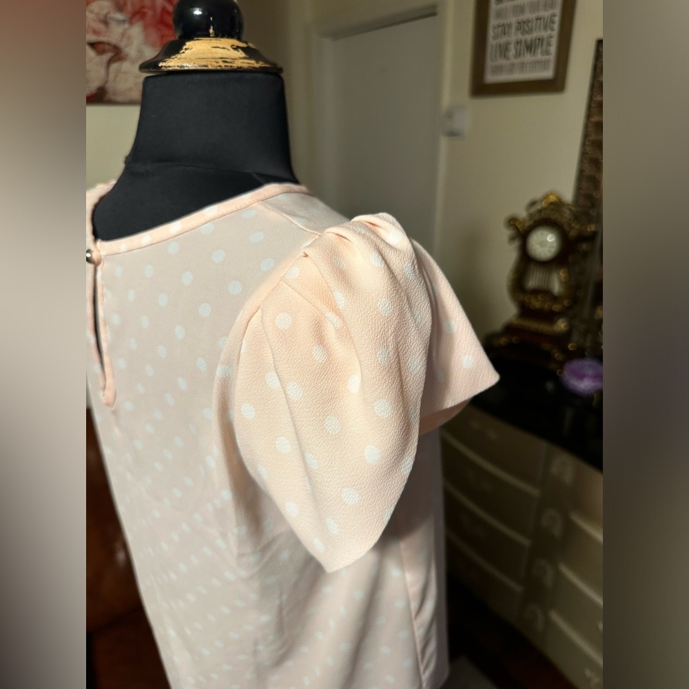 APRIL WOMENS BEAUTIFUL 😍 PINK AND WHITE DOTS TOP SIZE M IN EXCELLENT CONDITION - Picture 2 of 9